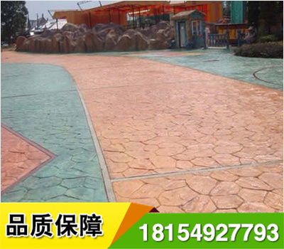 環(huán)氧壓化地坪特點經(jīng)國家檢測機(jī)關(guān)鑒定,透水地坪的承載力完全能夠達(dá)到C20-C25混凝土的承載標(biāo)準(zhǔn),高于一般透水磚的承載力.